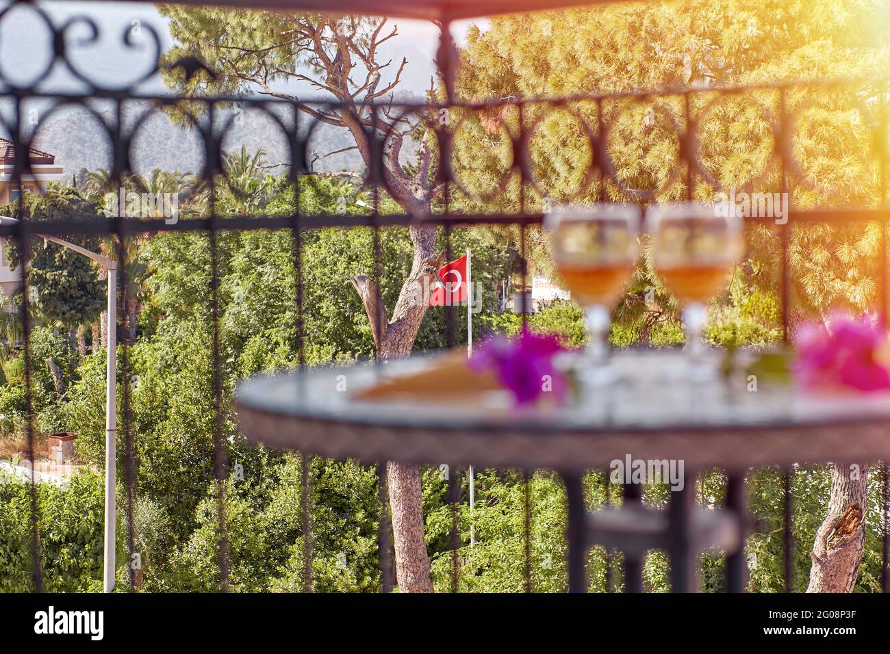 Sommercocktails und rosafarbene Bougainvillea-Blumen vor türkischer Flagge und Natur. Travel Turkey Konzept. Sommer einladende Türkei kreatives Konzept an sonnigen Tagen. Selektiver Fokus Stockfoto