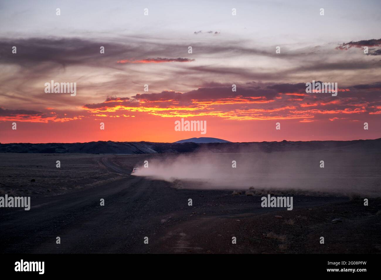 Ein Auto bläst auf einer Landstraße im Norden von Arizona, USA, Schmutz auf Stockfoto