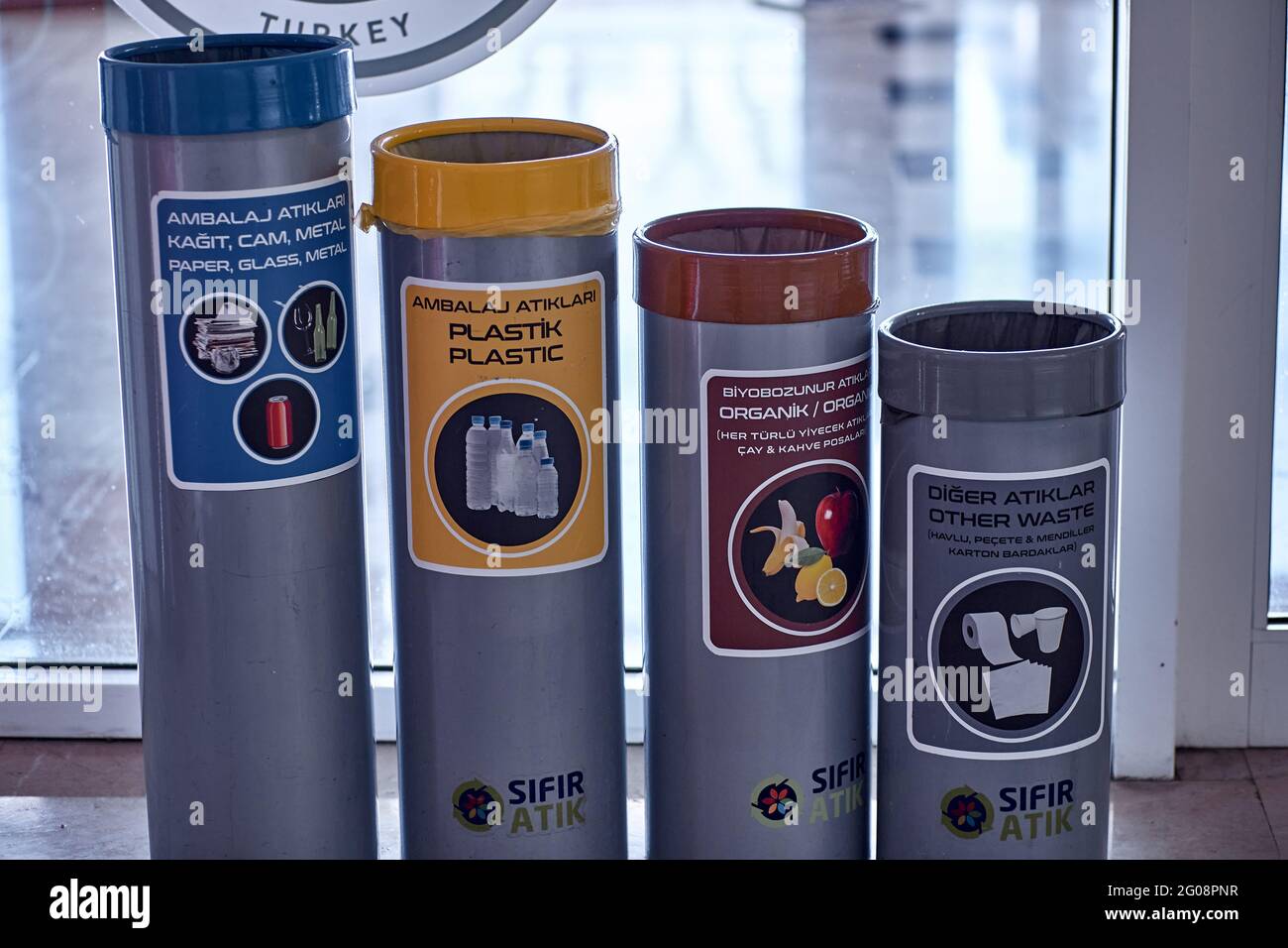 Kemer, Türkei - Mai 19: Abfalleimer mit Sortierung für verschiedene Müllarten mit Aufschriften und Bildern für Müll Stockfoto