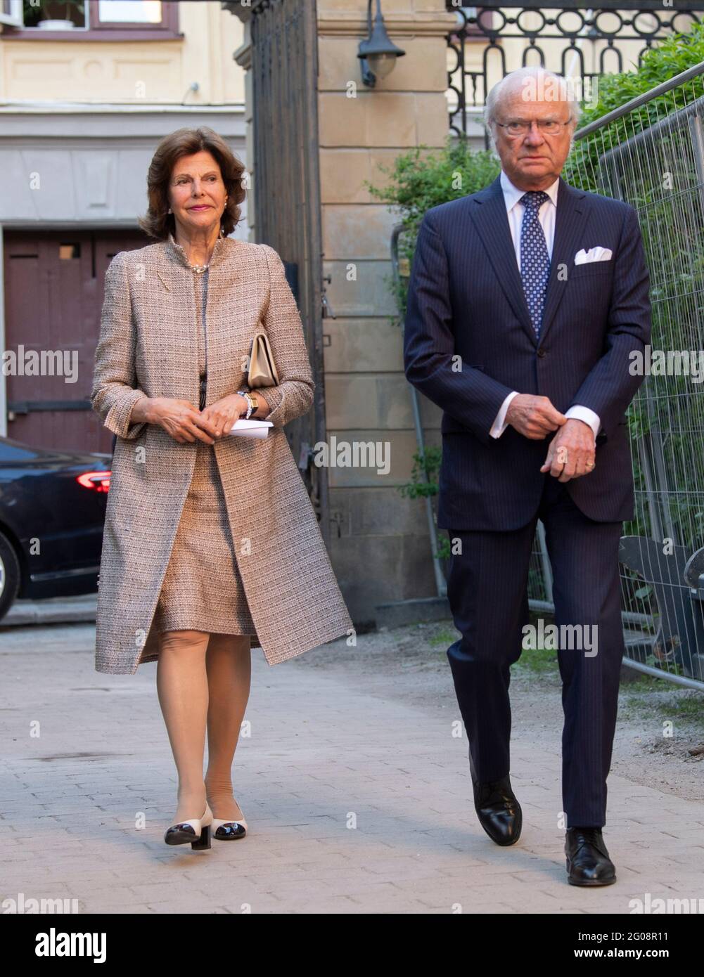 Königin Silvia und König Carl Gustaf kommen am 01. Juni 2021 beim Stockholmer Festival für Alte Musik in der Tyska kyrkan (Deutsche Kirche) in Stockholm, Schweden, an. Foto: Fredrik Sandberg / TT-Code 10080 Stockfoto