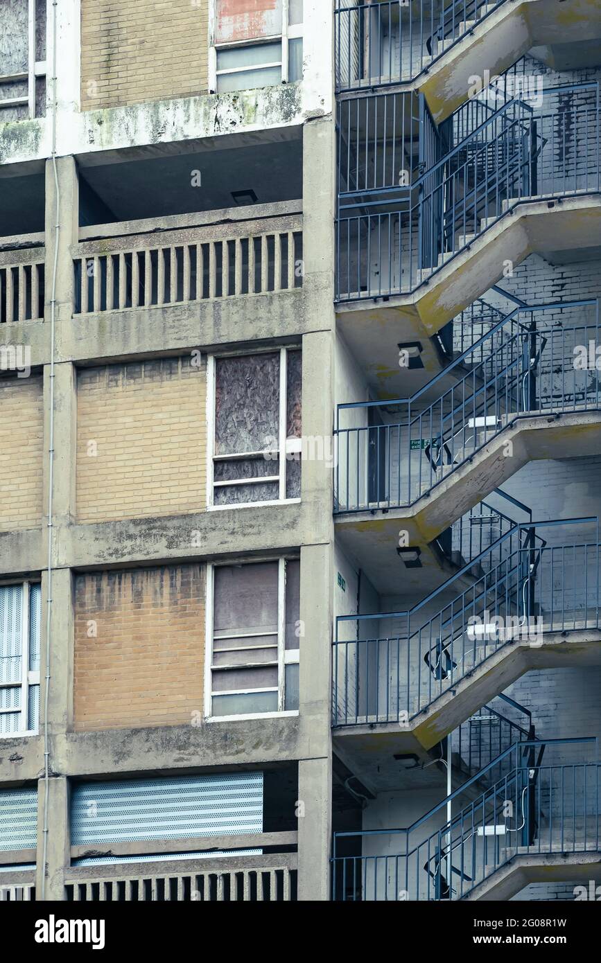 Park Hill Flats Sheffield wurde um die Wende der 1960er Jahre errichtet, eine riesige, brutalistische soziale Wohnsiedlung, die einen Teil der Stadt dominiert Stockfoto