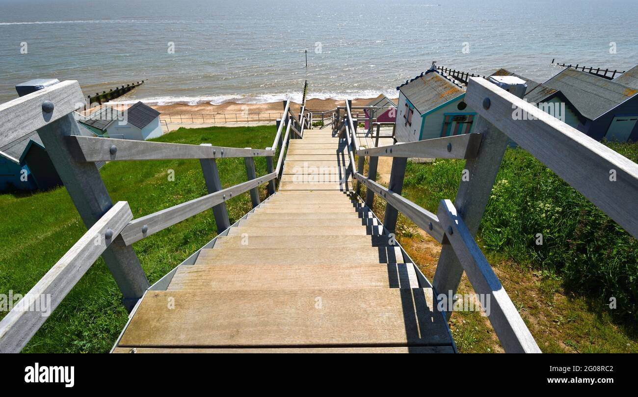 Holztreppen führen hinunter zum Meer, Treppen, Strandhütten, Strand und Meer. Stockfoto