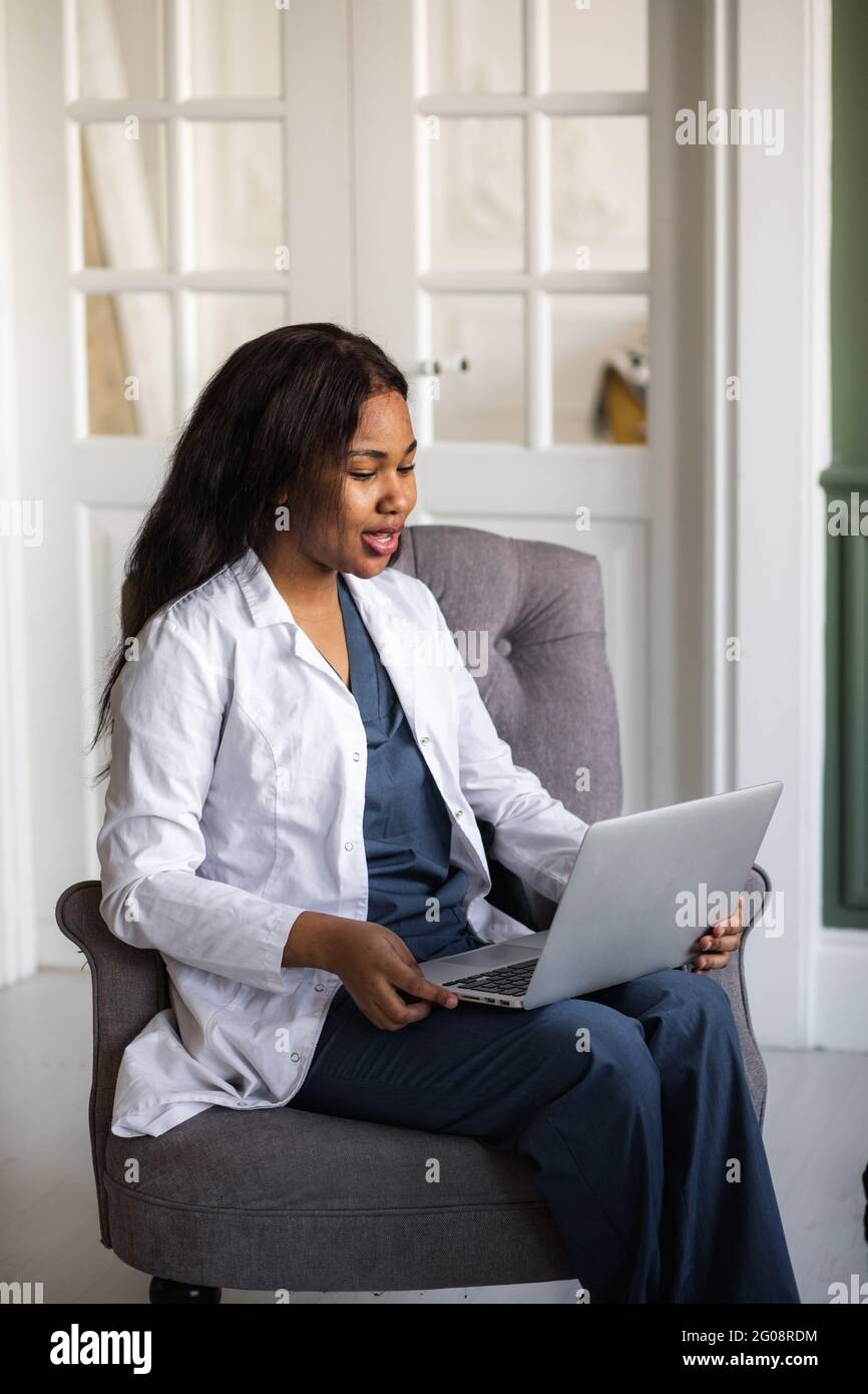 Telemedizin mit virtuellem afro-amerikanischen Arzttermin und Online-Therapiesitzung. Black Doctor Online-Konferenz Stockfoto
