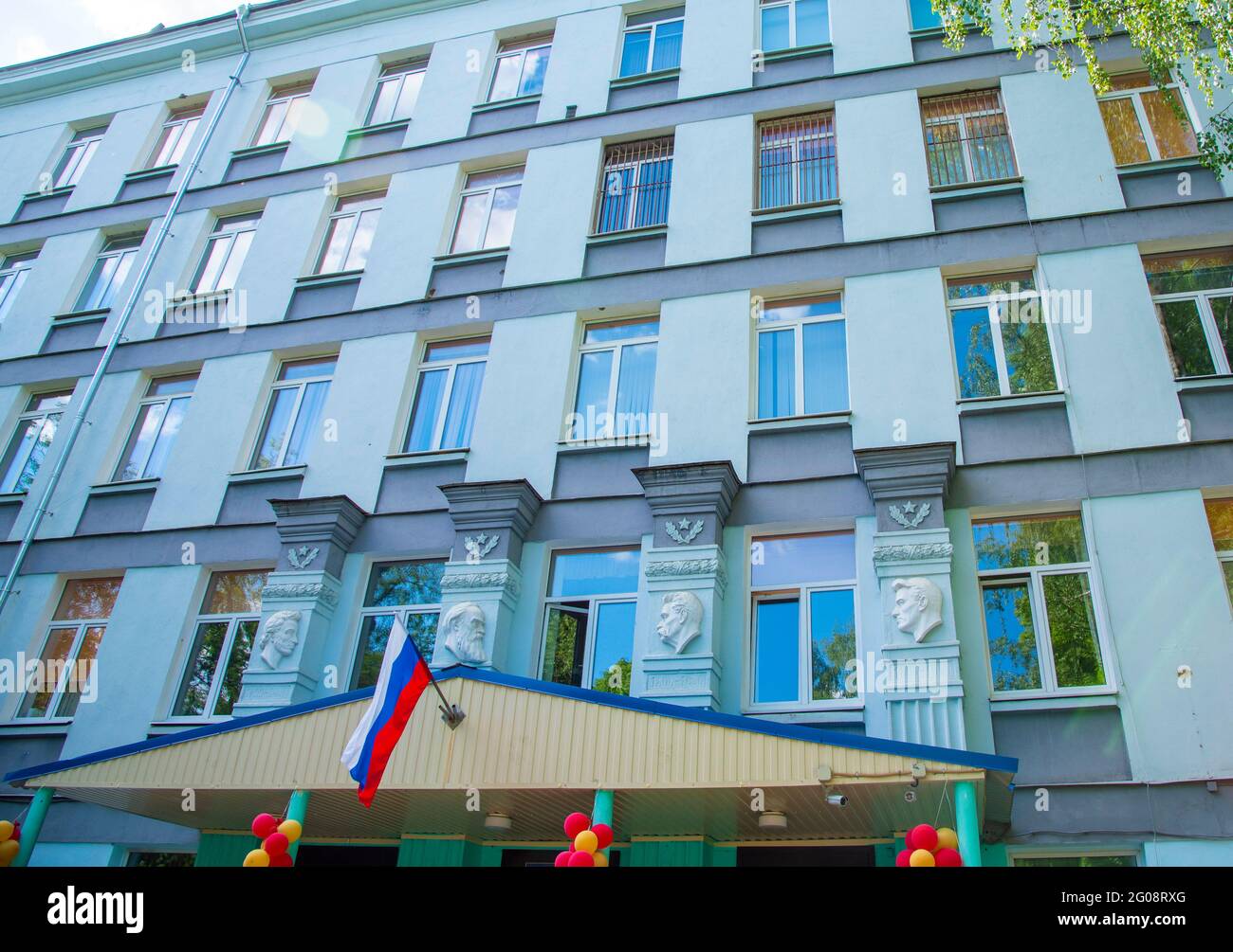 Das Schulgebäude ist für den Schulurlaub mit Ballons geschmückt. Hochwertige Fotos Stockfoto