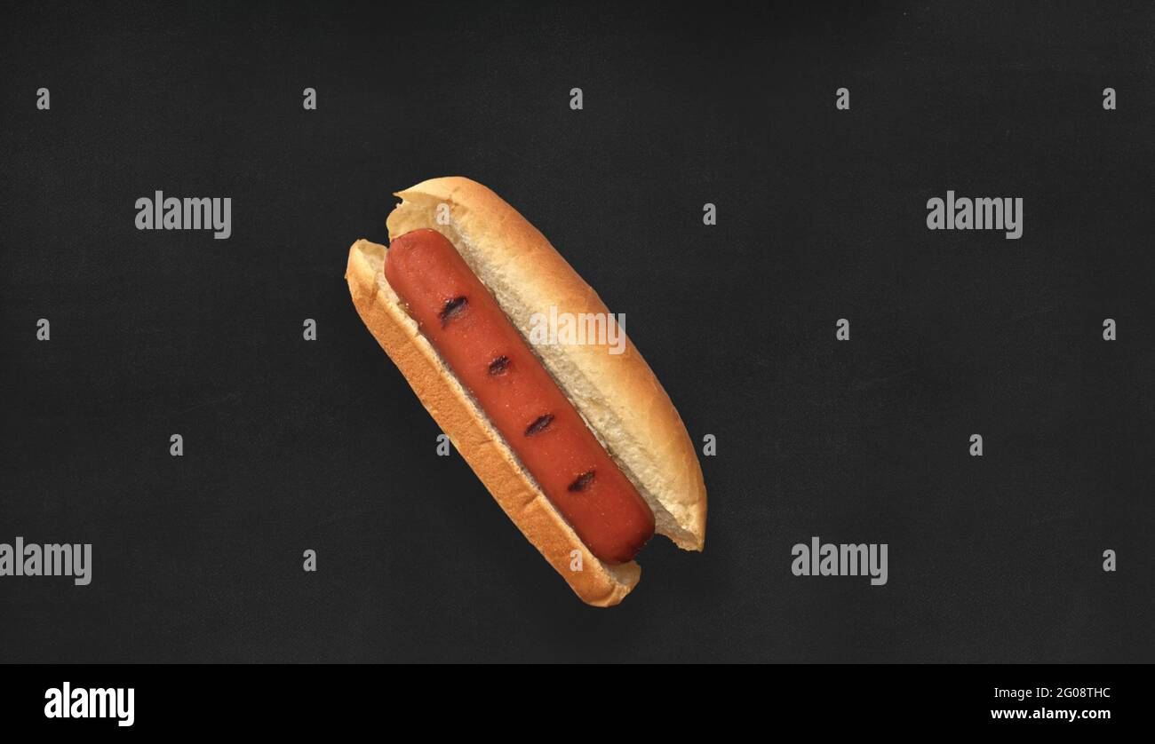 Nahaufnahme Delicious Hot Dog. Isoliert auf schwarzem Hintergrund. Geeignet für Ihr Food-Design-Projekt. Stockfoto