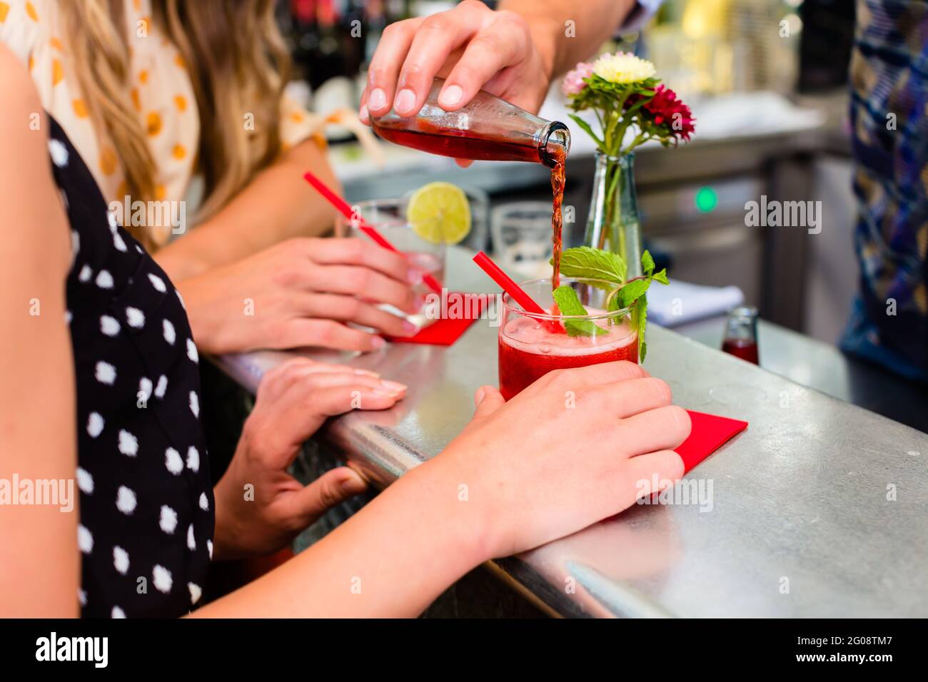 Zwei Freundinnen im Café bar Longdrink oder Cocktail trinken Stockfoto