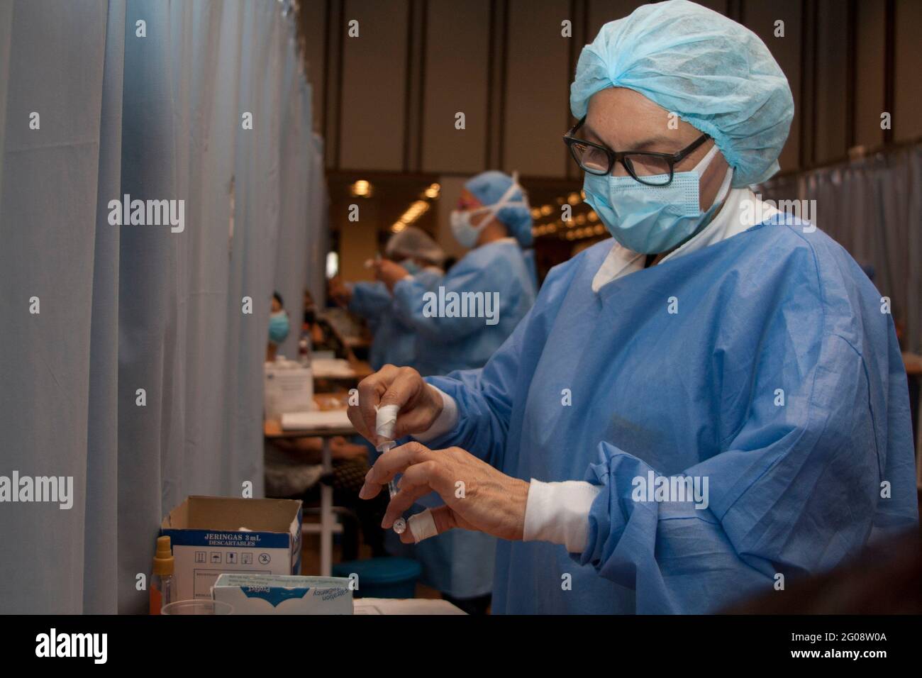 Nicht exklusiv: CARACAS, VENEZUELA - 1. JUNI: Ein Gesundheitsmitarbeiter bereitet während der Messe eine Covid-19-Dosis im Hotel Alba im Landkreis Libertador vor Stockfoto