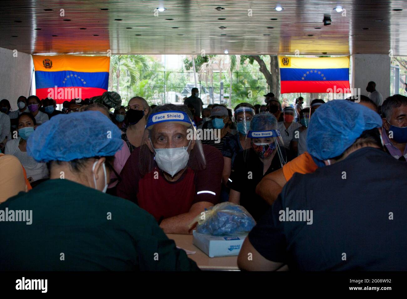 Nicht exklusiv: CARACAS, VENEZUELA - 1. JUNI: Personen kommen im Hotel Alba in der Gemeinde Libertador an, um während der Massenimpfungen eine Dosis von Covid-19 zu erhalten Stockfoto