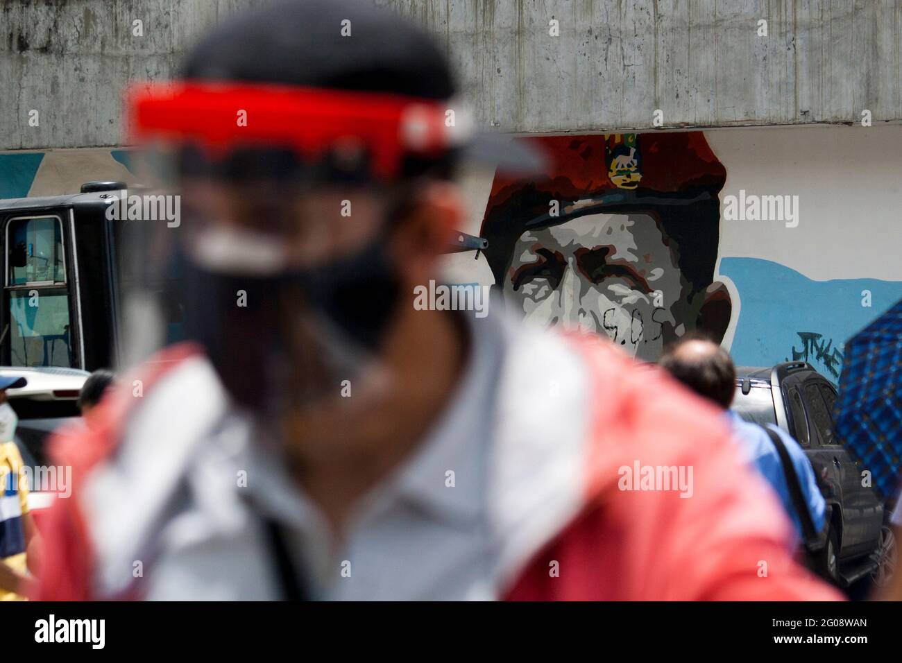 Nicht exklusiv: CARACAS, VENEZUELA - 1. JUNI: Personen kommen im Hotel Alba in der Gemeinde Libertador an, um während der Massenimpfungen eine Dosis von Covid-19 zu erhalten Stockfoto