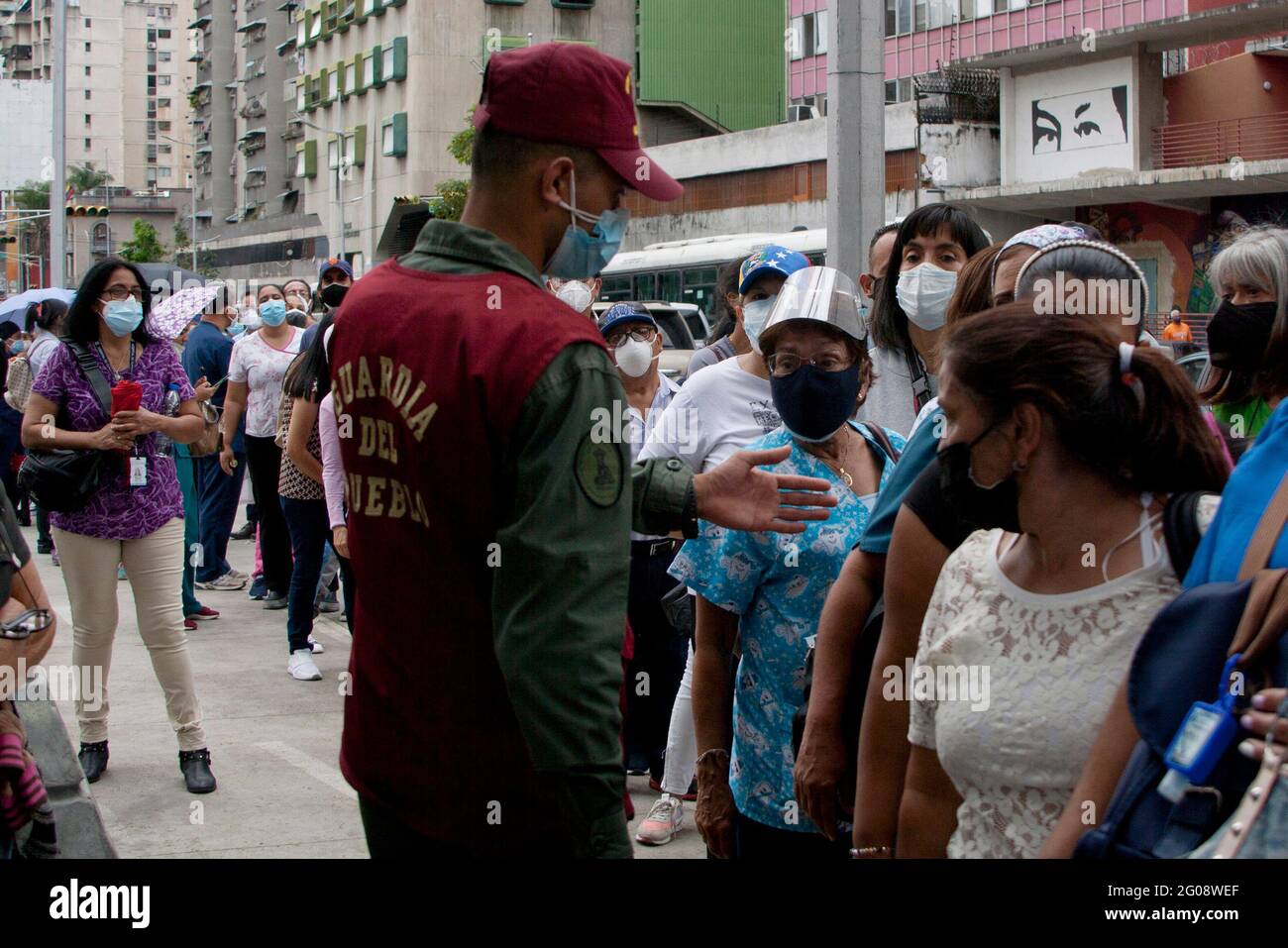 Nicht exklusiv: CARACAS, VENEZUELA - 1. JUNI: Personen kommen im Hotel Alba in der Gemeinde Libertador an, um während der Massenimpfungen eine Dosis von Covid-19 zu erhalten Stockfoto