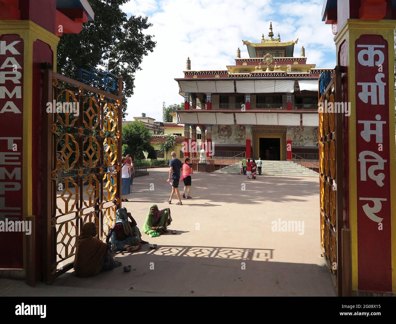 Eingang des Karma Dhargye Chokhor Ling Tempels, eines der vielen Klöster, die von ausländischen buddhistischen Gemeinschaften in Bodhgaya, Bihar, Indien, erbaut wurden Stockfoto