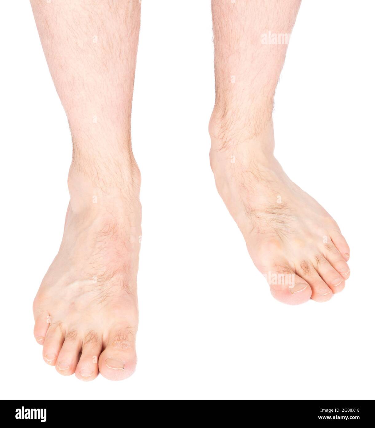 Nahaufnahme der Füße eines erwachsenen Mannes, der dagegen steht Ein weißer Hintergrund Stockfoto