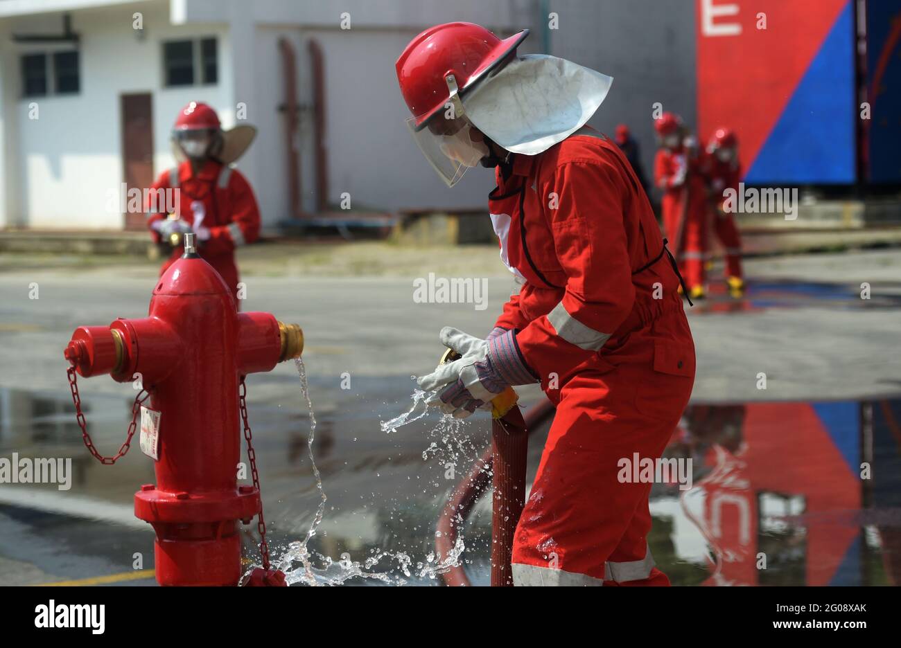 Jakarta, Indonesien. Juni 2021. Feuerwehrleute treten beim Wettbewerb „Fire Safety Challenge 2021“ am 2. Juni 2021 in Jakartas Feuerwehrzentrale in Jakarta, Indonesien, an. Kredit: Zulkarnain/Xinhua/Alamy Live Nachrichten Stockfoto