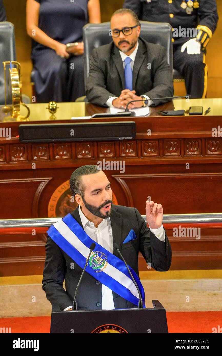 San Salvador El Salvador Juni 2021 Prasident Nayib Bukele Halt Seine Rede Wahrend Der Sitzung Der Salvadorianische Prasident Nayib Bukele Sprach Vor Dem Kongress Als Sein Zweites Amtsjahr Zu Ende Geht Foto