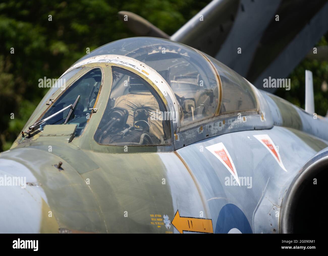 Verlassene alte Buccaneer RAF Kampfjet aus der Ära des Kalten Krieges. Faltflügel für den Einsatz auf Flugzeugträger Fokus Cockpit Piloten Sitz mit Jet-Motoren Stockfoto