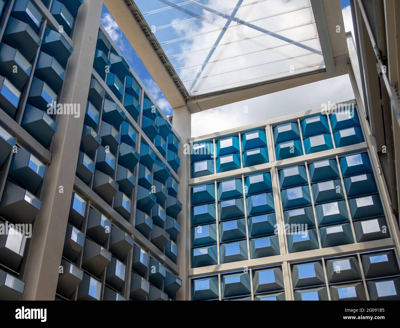 Moderne Architektur, Milton Keynes, Großbritannien; blaues Rasterdesign des mehrstöckigen Parkhauses Centre MK. Stockfoto