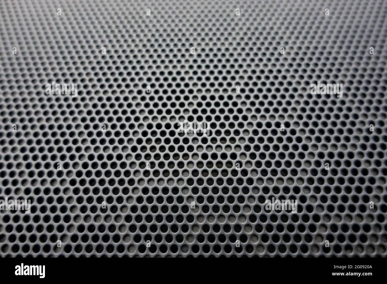 Schwarzes Metall Textur Stahl Heizkörper Mesh.Graues Blech mit Löchern. Geometrische perforierte Wabenhintergrund. Stockfoto