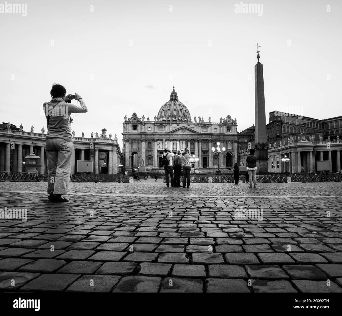 Rom, Italien. Petersdom auf der anderen Seite des Petersplatzes. Das historische Zentrum von Rom ist ein UNESCO-Weltkulturerbe. Stockfoto