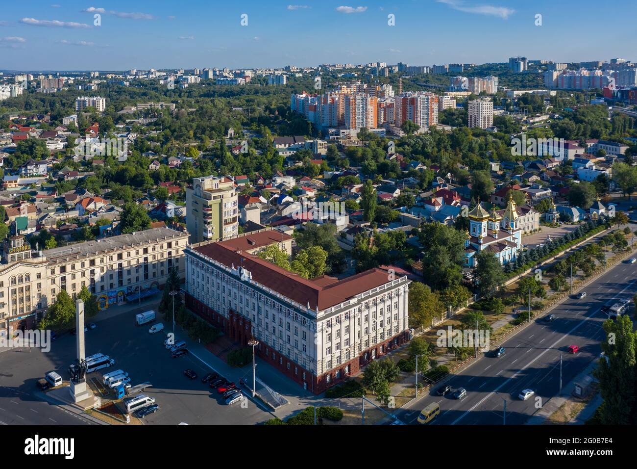 Chisinau, Moldawien. Bürogebäude der Akademie der Wissenschaften im Zentrum der Hauptstadt, Drohnenansicht Stockfoto