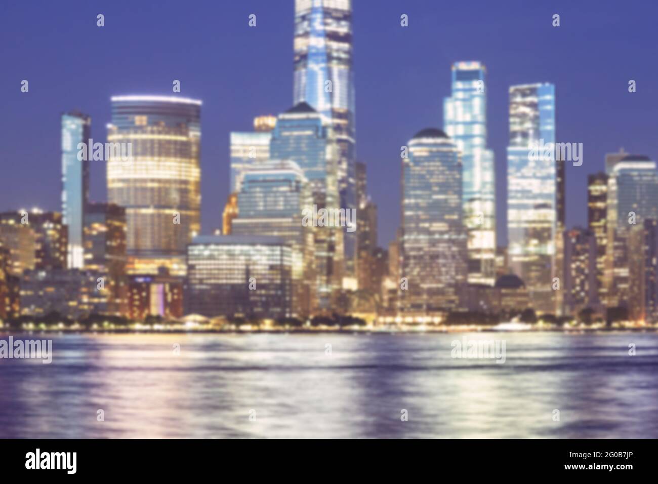 Unschärfes Bild der Skyline von New York City bei Nacht, abstrakter urbaner Hintergrund, Farbtonung aufgetragen, USA. Stockfoto