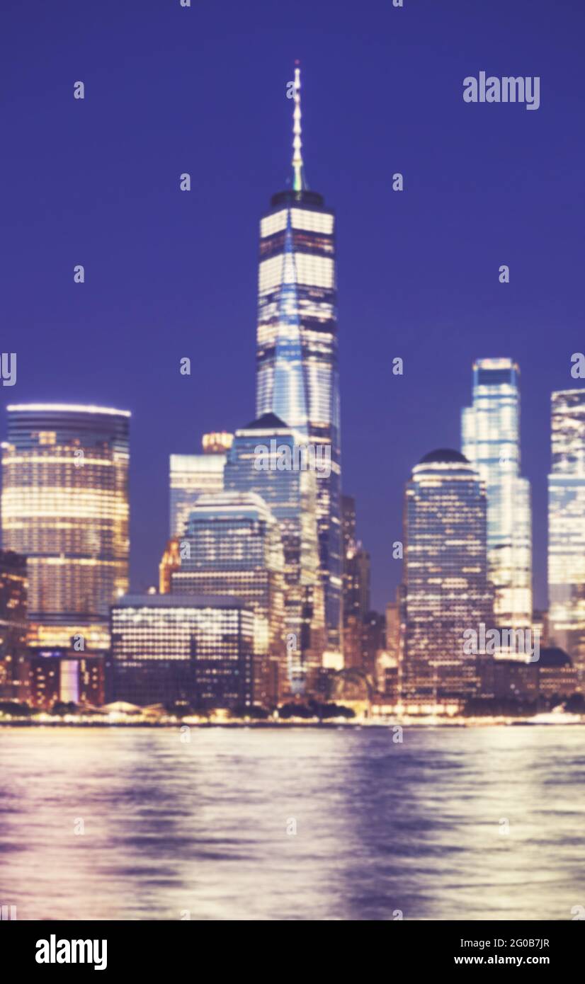 Unschärfes Bild der Skyline von New York City bei Nacht, abstrakter urbaner Hintergrund, Farbtonung aufgetragen, USA. Stockfoto
