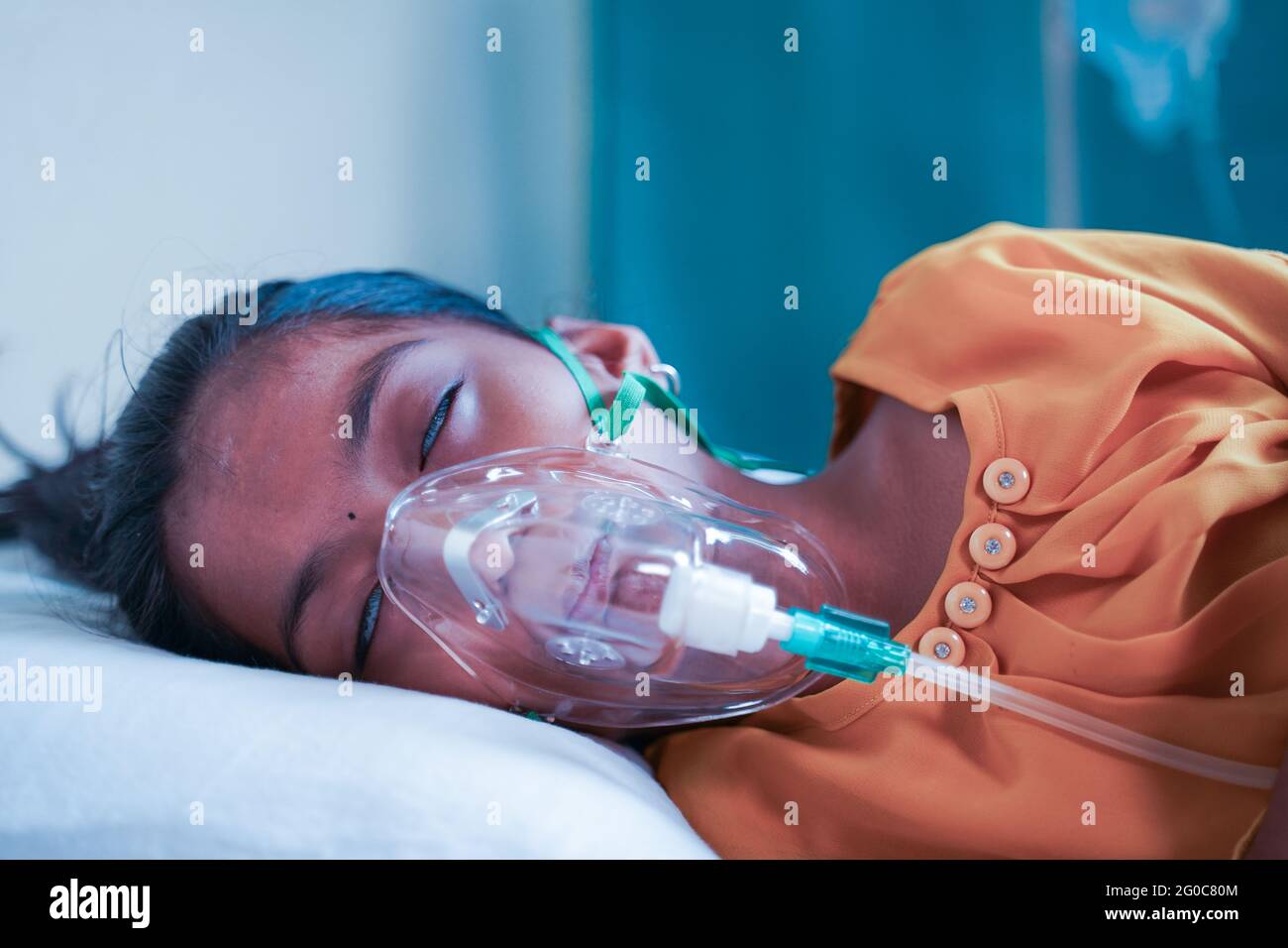Little Girl Kid atmet auf Ventilator Sauerstoffmaske aufgrund von Coronavirus covid-19 Atemnot oder Dyspnoe-Infektion - Konzept der Kinder Stockfoto