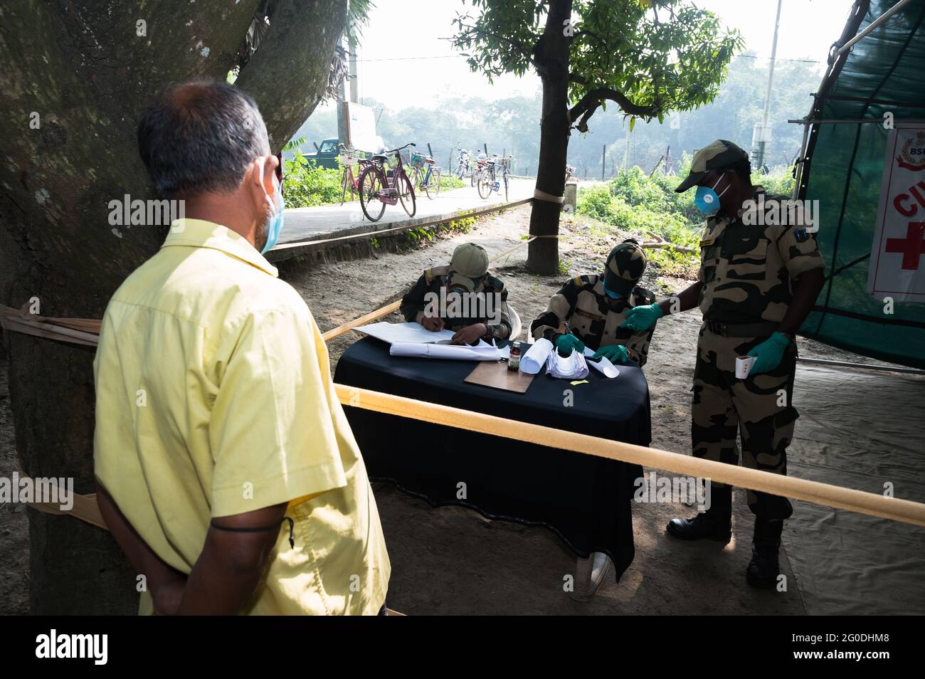 Nabinnagar, Indien – 03/11/2020: Das kostenlose medizinische Lager zielte darauf ab, Dorfbewohnern während der Coronavirus-Pandemie der indischen Grenzschutztruppe zu helfen. Stockfoto