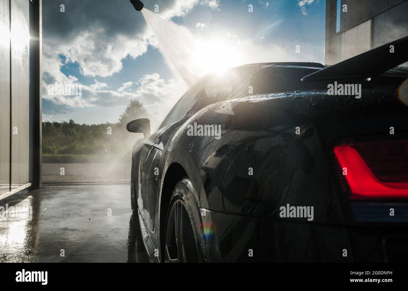 Kraftvoller Druck Waschen Leistung Auto Nach Dem Renntag. Thema „Autowäsche“. Automobilindustrie. Stockfoto