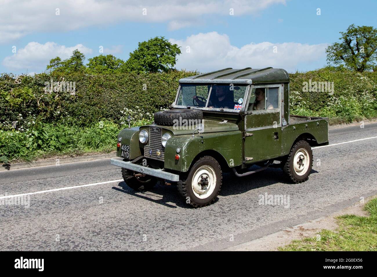 1958 50s SWB 90 Land Rover Green Benzine Single Cab Pick-up; Fahrzeugverkehr, Fahrzeuge bewegen, Autos, Fahrzeug fahren auf britischen Straßen, Motoren, fahren auf dem britischen Straßennetz. Fahren auf Landstraßen auf dem Weg zur Capesthorne Hall, Oldtimer-Show in Ceshire. Stockfoto