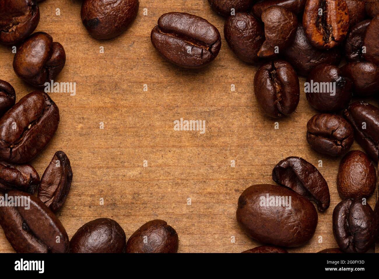 Rösten Sie Kaffeebohnen auf einem Holztisch mit Platz für Kopien. Stockfoto