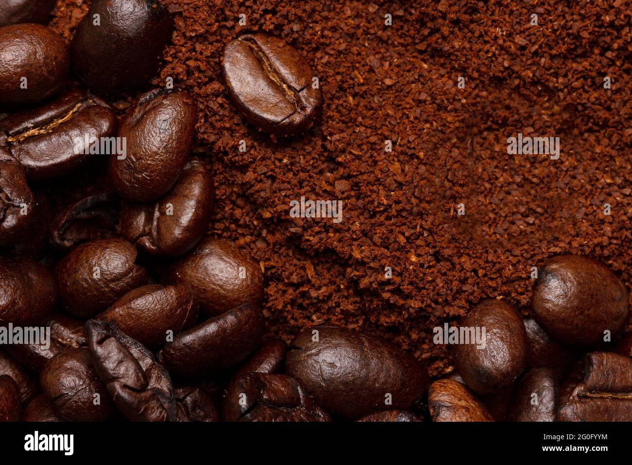 Geröstete ganze und gemahlene Kaffeebohnen mit Platz für Kopien. Stockfoto