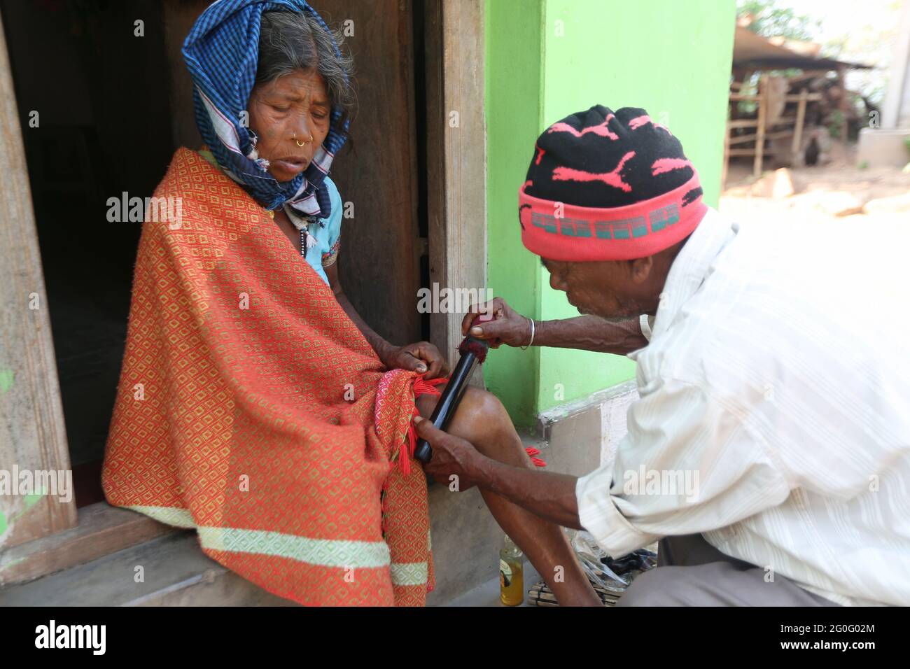 LANJIA SAORA STAMM. Indischer indigener Stammesmediziner, der sein traditionelles Wissen zur Behandlung des Patienten verwendet. Gunpur Village, Odisha, Indien Stockfoto