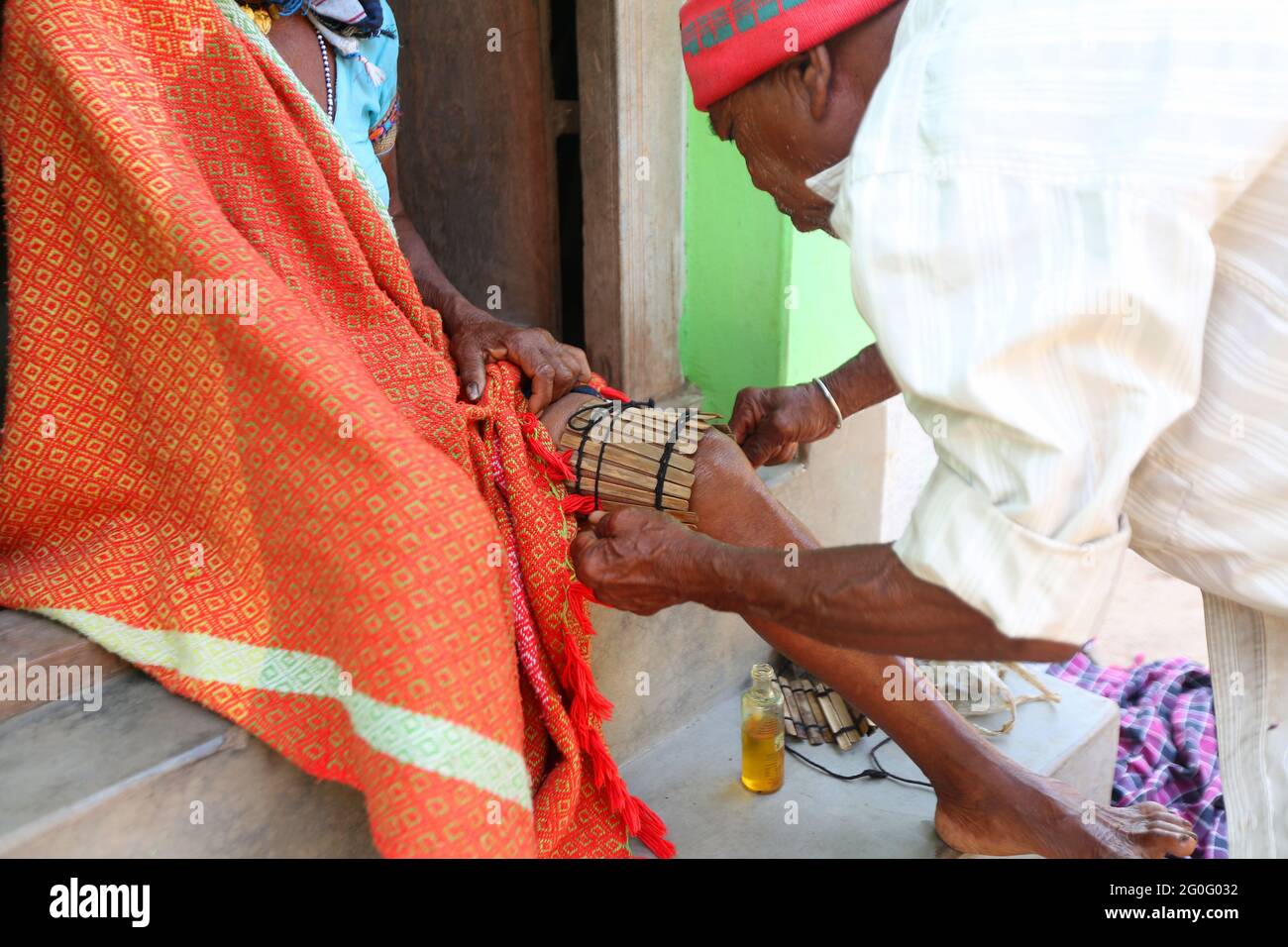 LANJIA SAORA STAMM. Indischer indigener Stammesmediziner, der sein traditionelles Wissen zur Behandlung des Patienten verwendet. Gunpur Dorf von Odisha, Indi Stockfoto