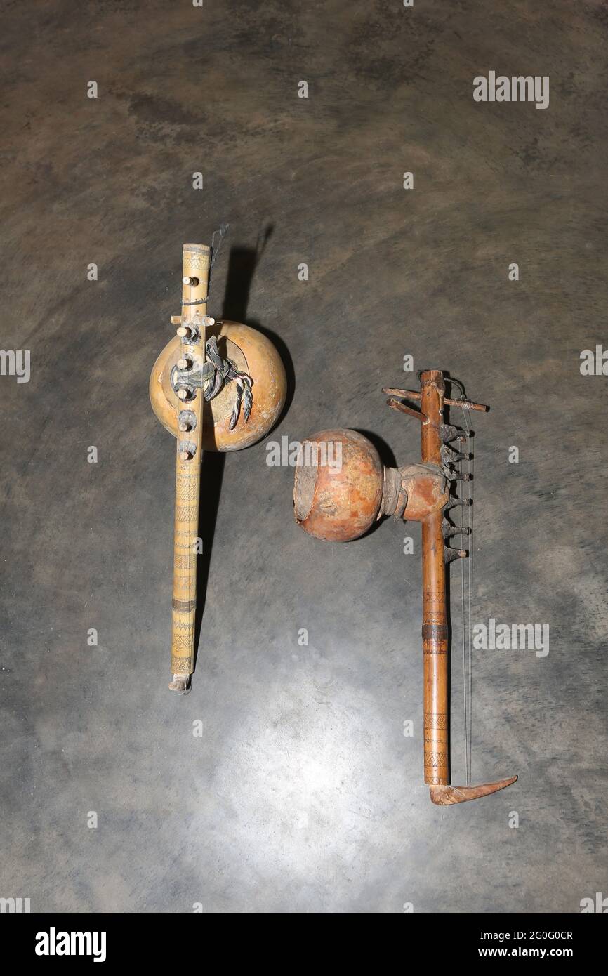 LANJIA SAORA STAMM. Traditionelles handgemachtes Musikinstrument. Saiteninstrument, bekannt als Geige aus Bambusstämmen und Kürbis. Gespielt durch einen Bogen laufen Stockfoto