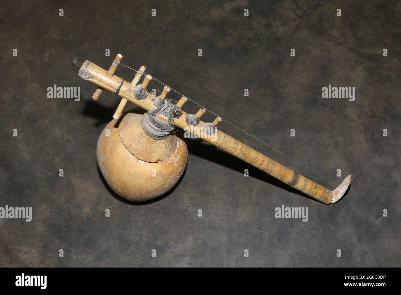 LANJIA SAORA STAMM. Traditionelles handgemachtes Musikinstrument. Saiteninstrument, bekannt als Geige aus Bambusstämmen und Kürbis. Gespielt durch einen Bogen laufen Stockfoto