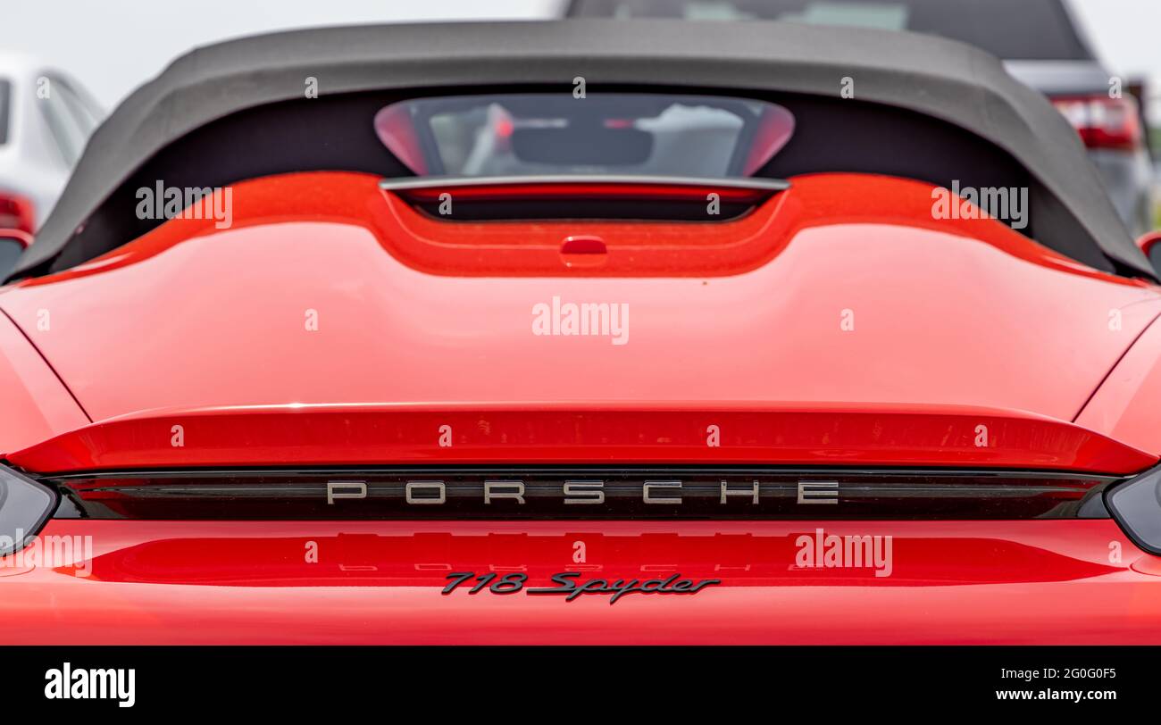 Detailbild eines roten Porsche 718 Spyder Stockfoto
