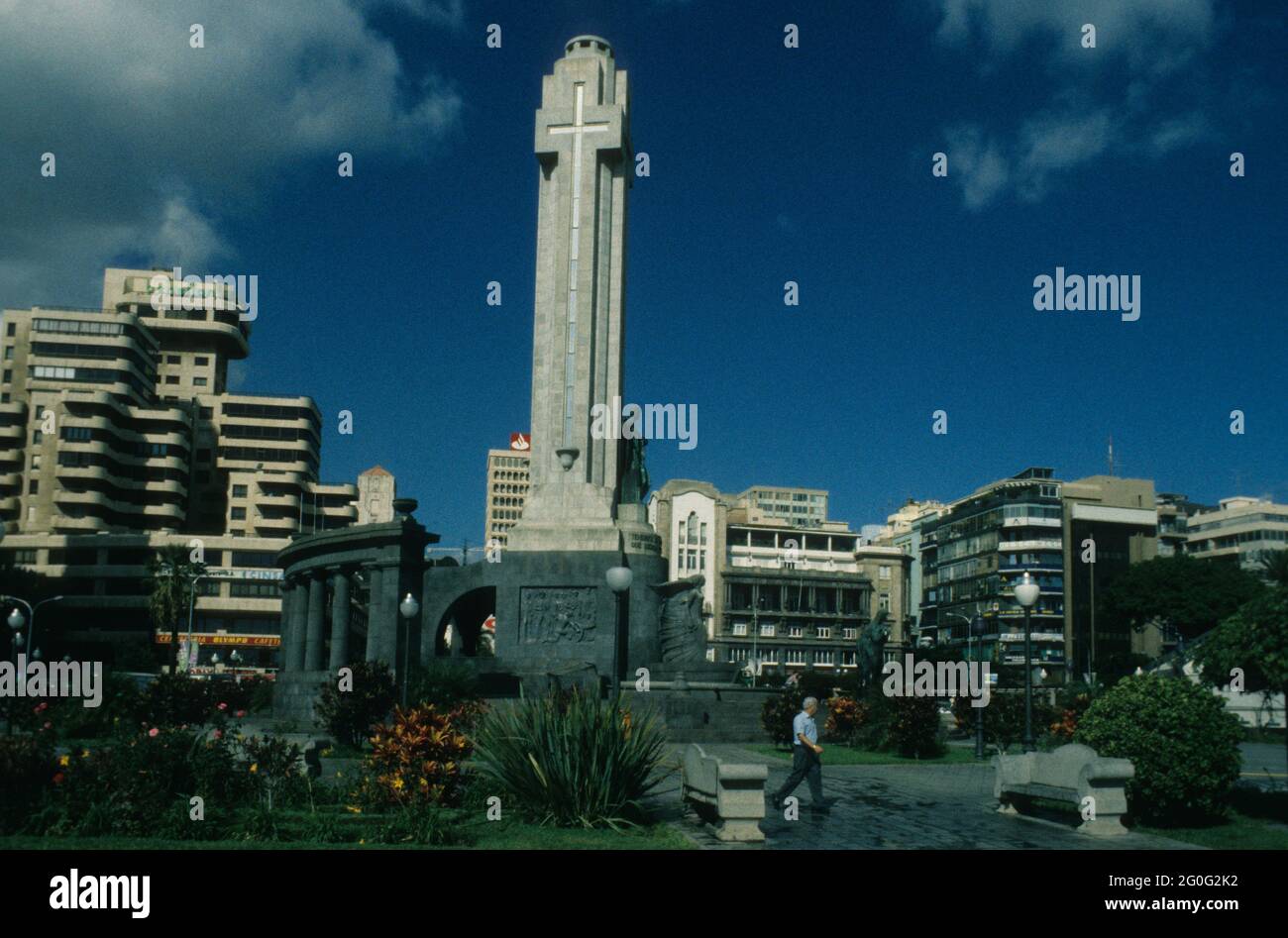 Die Plaza de España und ihr umstrittenes Denkmal für die Gefallenen des Spanischen Bürgerkriegs. Sie wurde 1947 mit zwangsarbeit von politischen Gefangenen des Franco-Regimes errichtet. Seit 2019 wird über einen „Rücktrittsprozess“ diskutiert. Stockfoto