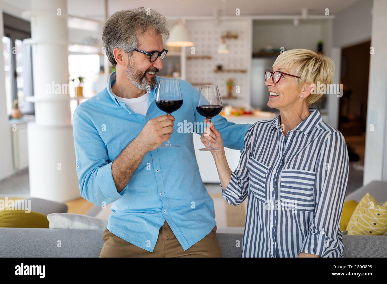 Fröhliche ältere Paar genießen das Leben zusammen, Spaß zu Hause Stockfoto