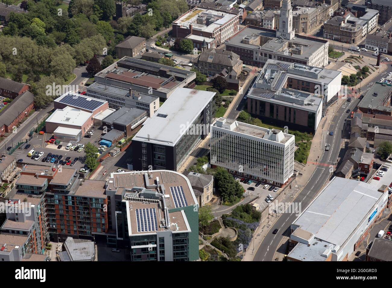 Luftaufnahme des Stadtkerns von Barnsley nördlich der Shambles Street mit Barnsley Sixth Form College, Rathaus und Ratsbüros Stockfoto