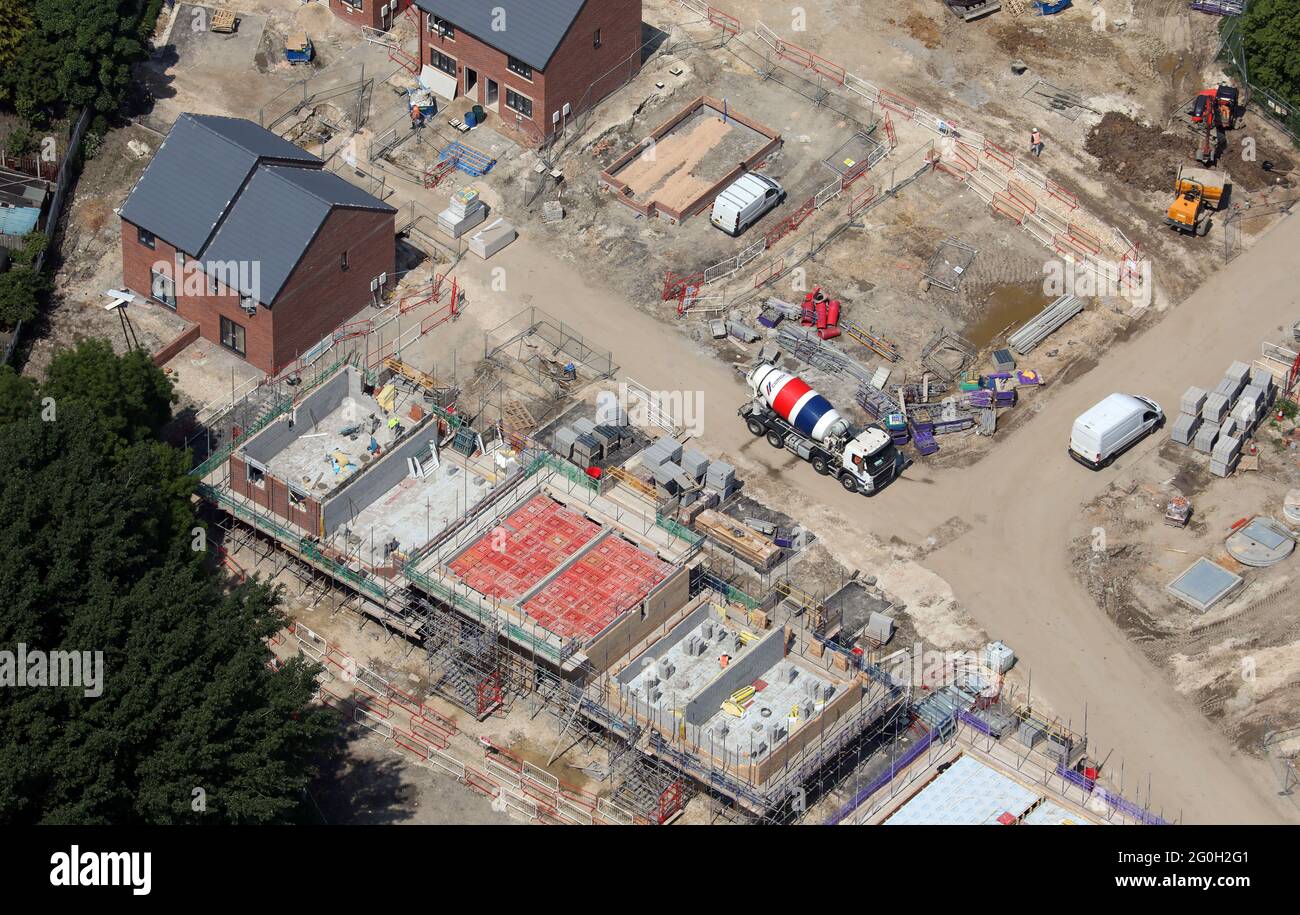 Luftaufnahme eines mobilen Betonmischers auf einer neuen Wohnbaustelle in South Yorkshire Stockfoto