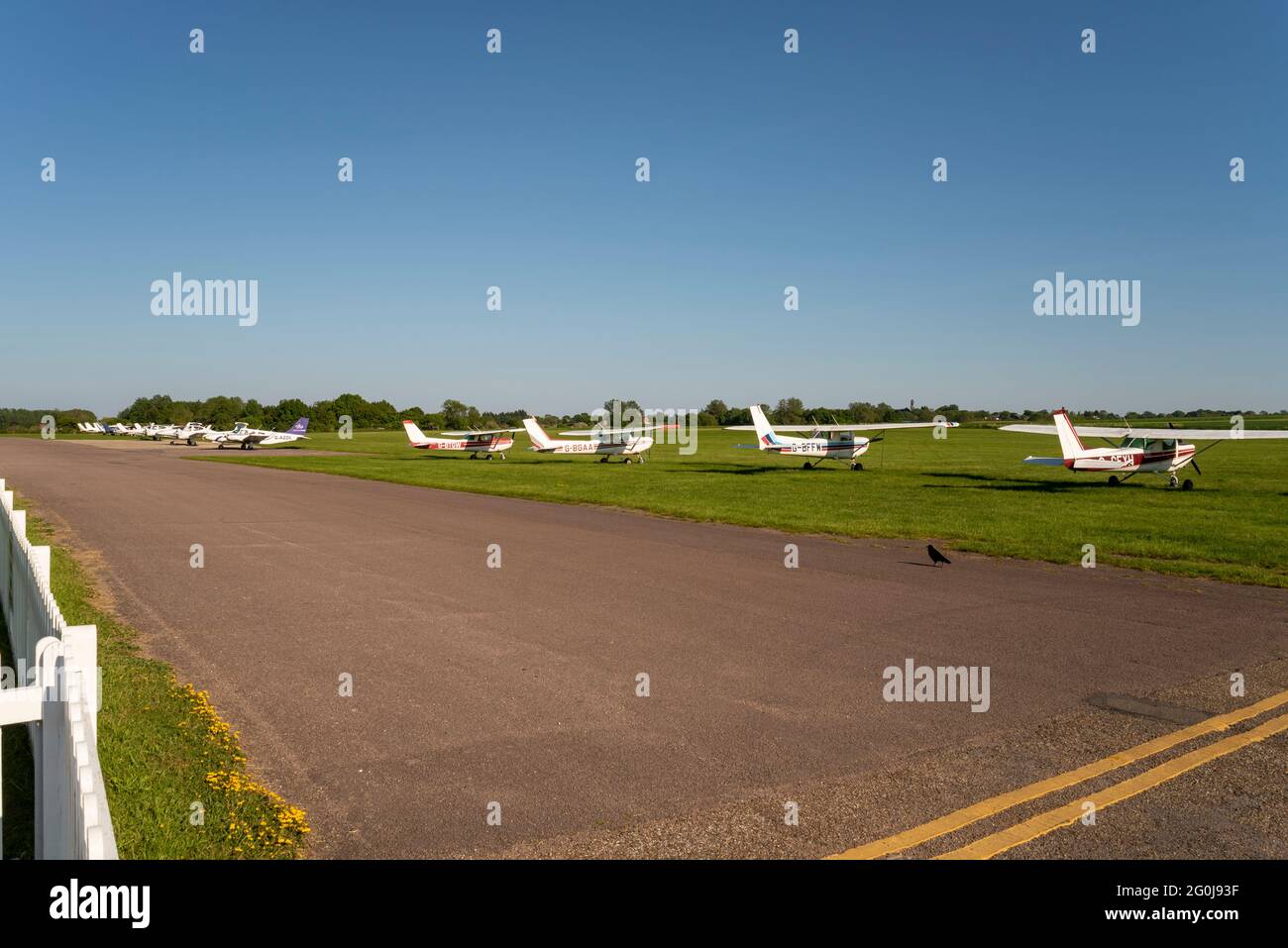 Flugzeuge parkten an einem sonnigen Tag auf der Fluglinie im Stapleford Aerodrome, Essex, Großbritannien. Trainingsflugzeug, einschließlich des Stapleford Flying Club Stockfoto