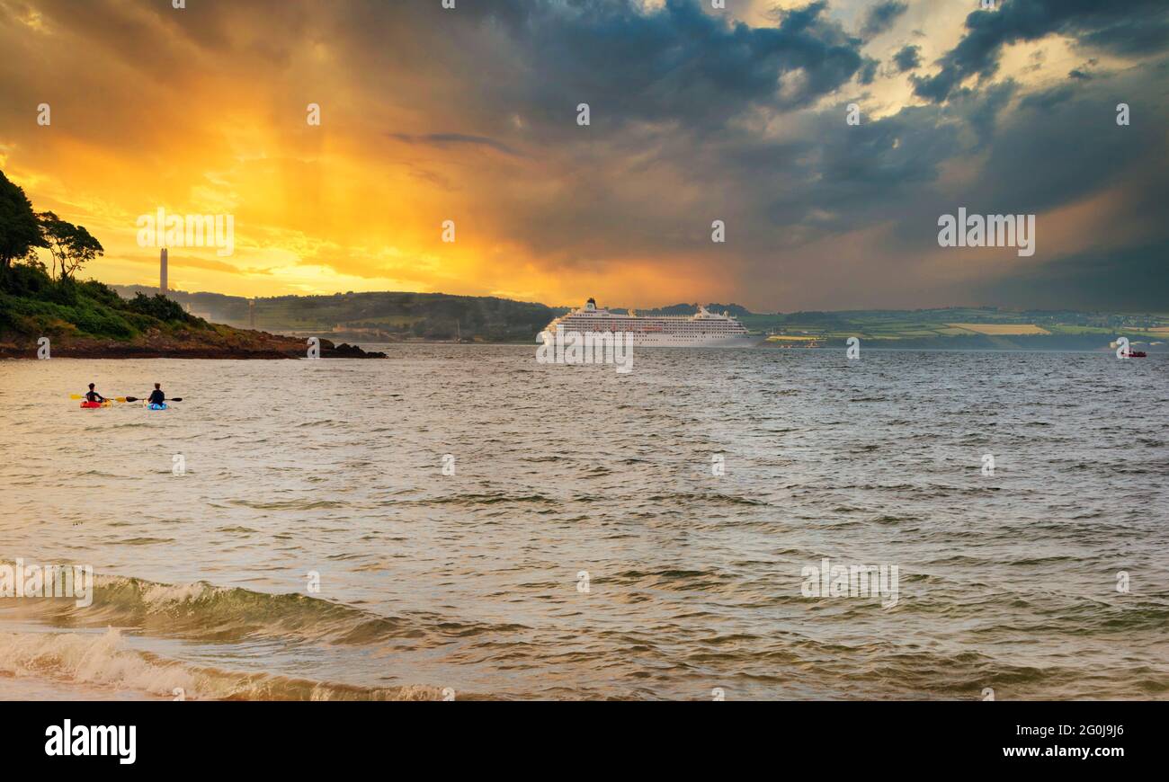 Der Kreuzfahrtdampfer Crystal Symphony verlässt Belfast Lough und passiert Helen's Bay in der Nähe von Bangor, County Down, Nordirland Stockfoto