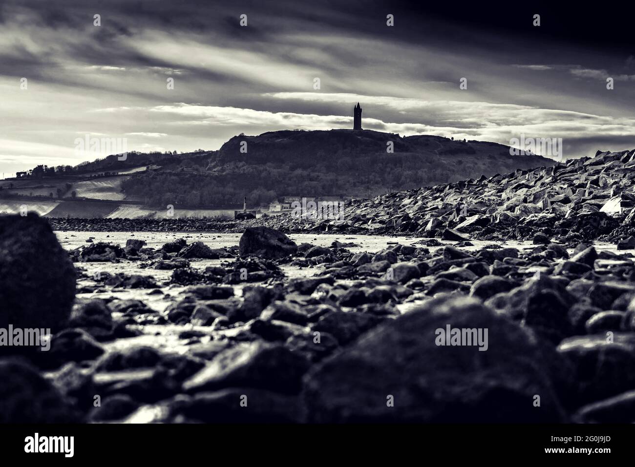 Scrabo Tower an einem stürmischen Nachmittag im frühen Frühjahr von der felsigen Küste am Kopf des Strangford Lough, County Down, Nordirland aus gesehen. Stockfoto