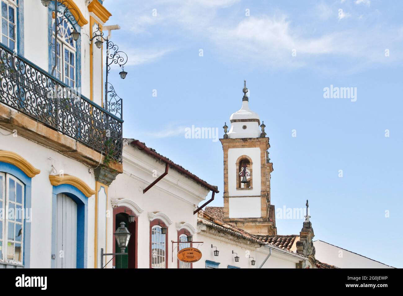 Sao Joao del-Rei, Minas Gerais, Brasilien - 25. Mai 2019: Häuser und charakteristische Architektur im historischen Sao Joao del-Rei, Innenraum von Minas Stockfoto