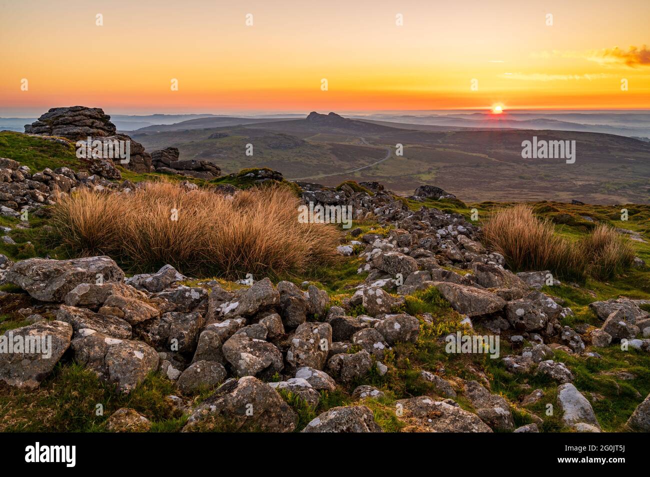 Morgenlicht, wenn die Sonne auf Rippon Tor, Dartmoor scheint Stockfoto