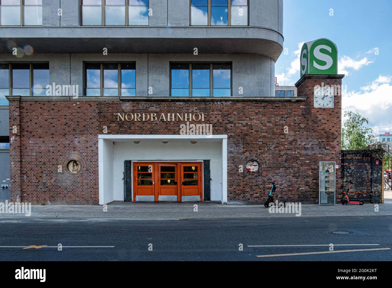 Eingang zum S-Bahnhof Norbahnhof, Backsteinfassade, Schild und Uhr in Gertenstraße, Mitte, Berlin Stockfoto