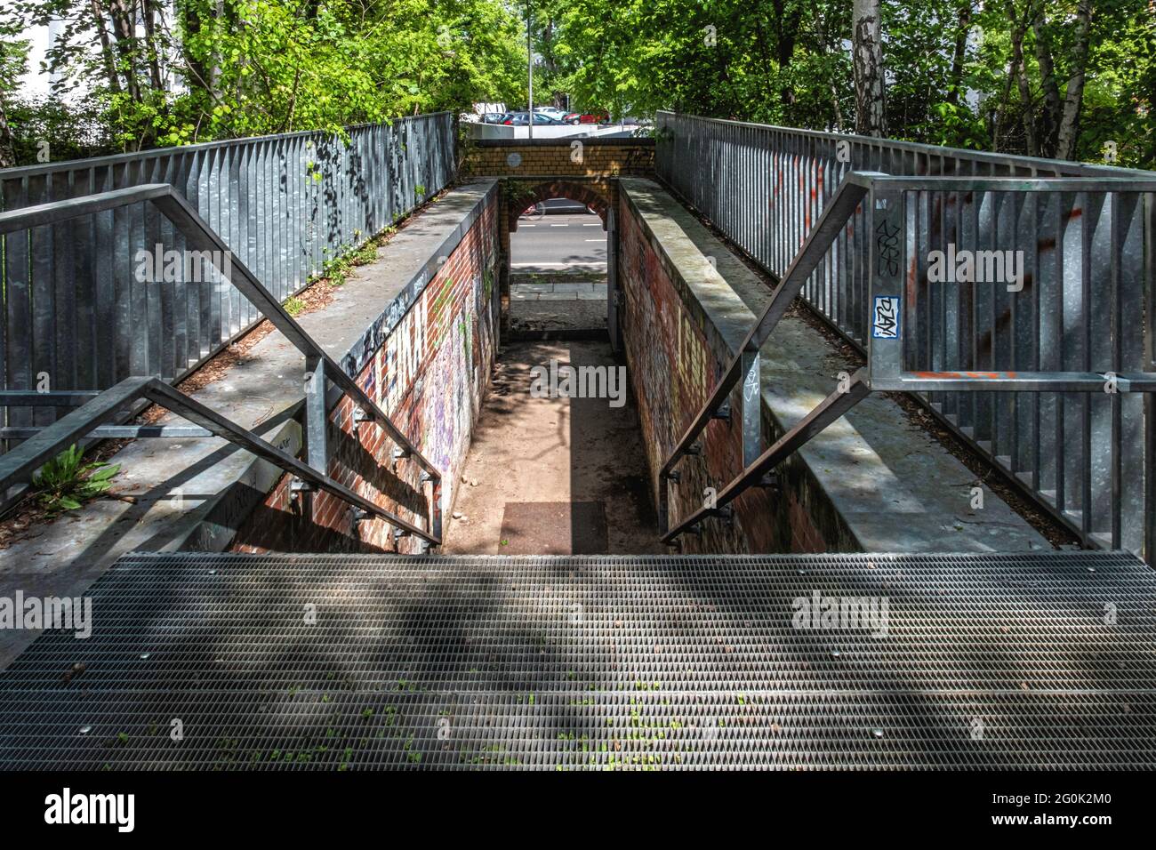 Nordbahnhof Park Öffentlicher Park, der nach der Wiedervereinigung auf dem ehemaligen Todesstreifen der Berliner Mauer errichtet wurde, Gertenstraße, Mitte, Berlin, Deutschland, das nahe gelegene Termi Stockfoto