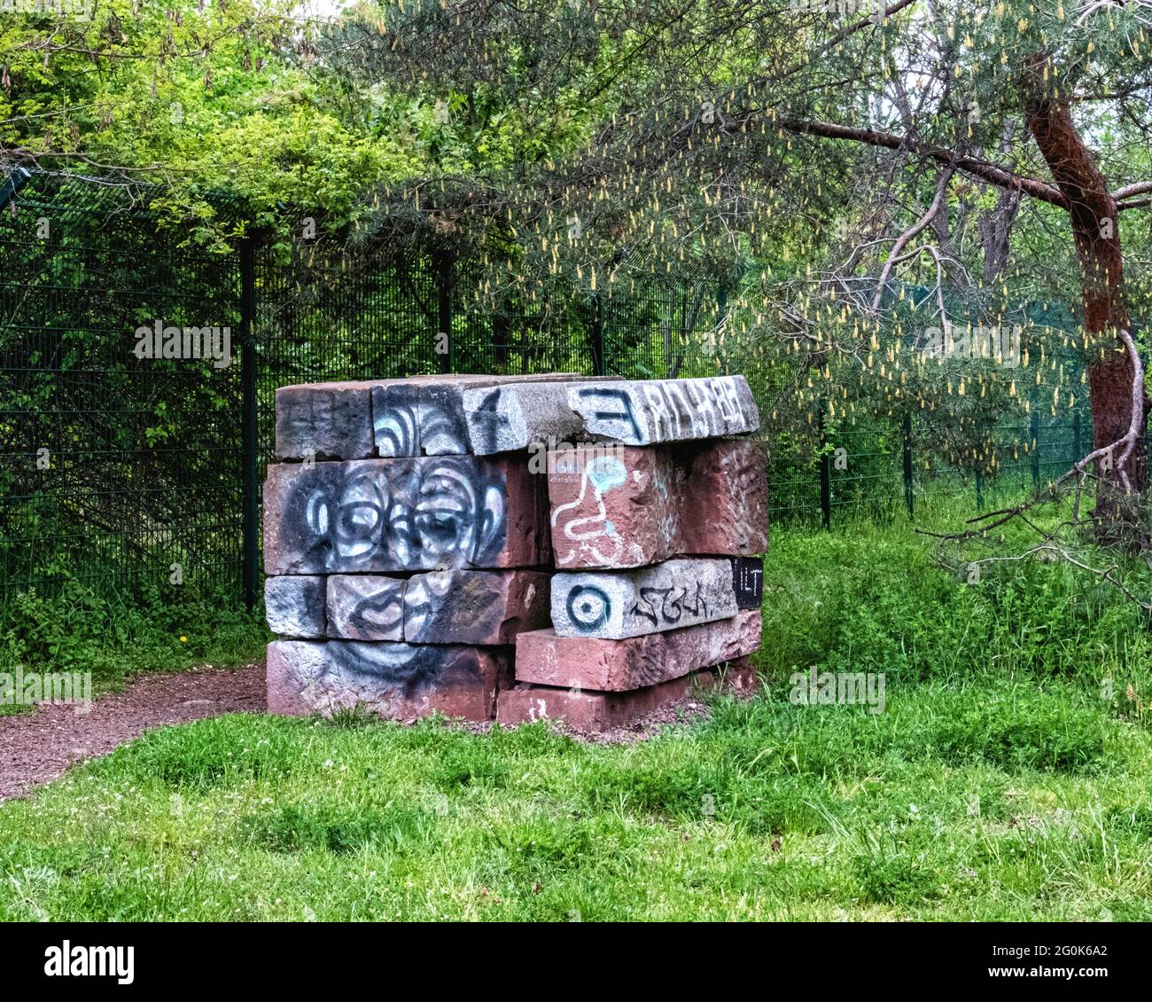 Steinwürfel bietet Lebensraum für Tiere im Nordbahnhof Park Berlin.Öffentlicher Park, der nach der Wiedervereinigung auf dem ehemaligen Todesstreifen der Berliner Mauer angelegt wurde, Stockfoto