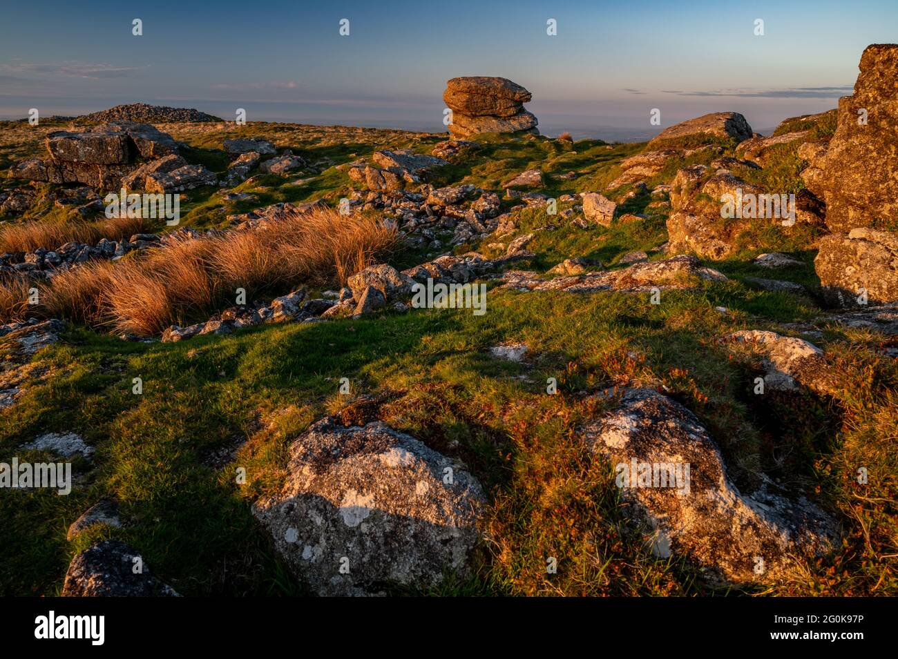 Morgenlicht, wenn die Sonne auf Rippon Tor, Dartmoor scheint Stockfoto