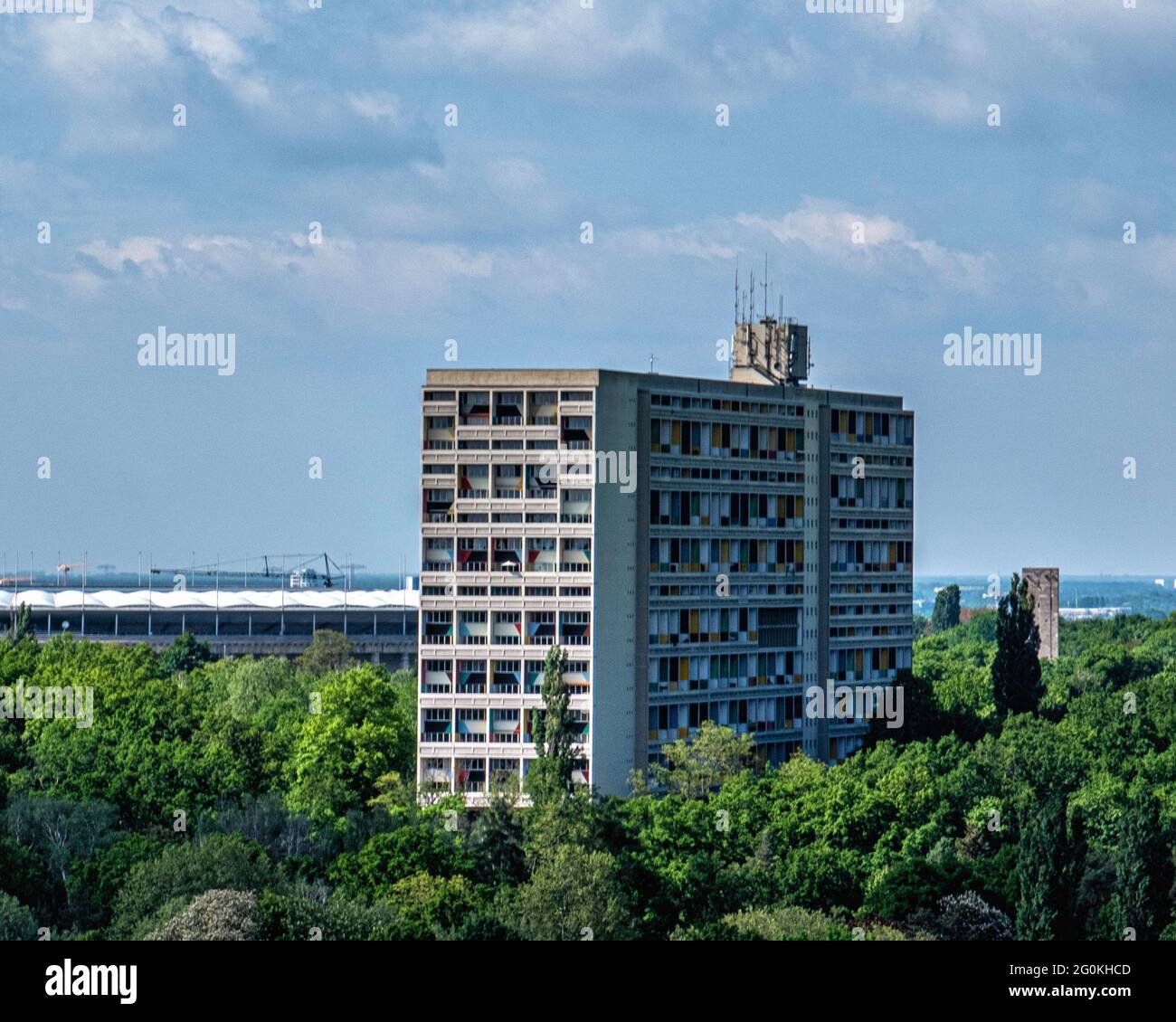 Blick vom Drachensberg auf das Unités d’habitation Building des Schweizer Architekten Corbusier, erbaut 1956-58 in der Flatowallee 16, Berlin, Deutschland Stockfoto